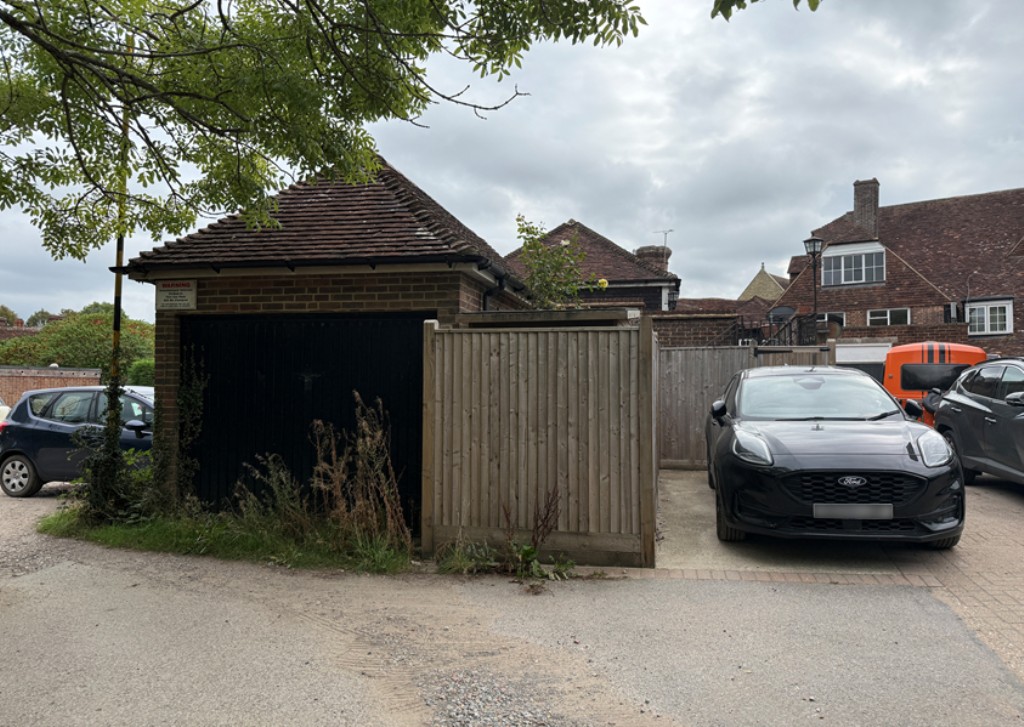 Lot: 27 - VACANT COMMERCIAL AND RESIDENTIAL PROPERTY - Garage to rear of property